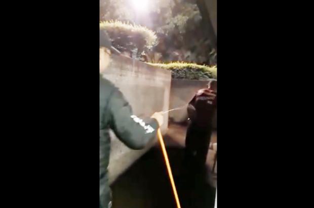 Vídeo que circula nas redes sociais mostra idoso sendo molhado por seguranças em Caxias